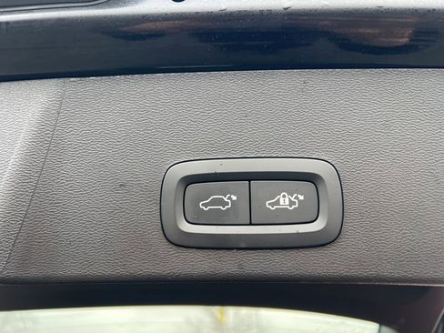 Used 2024 Volvo XC40 B5 Core image 7