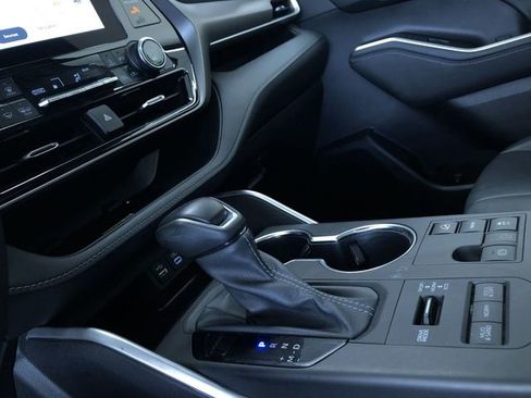Certified 2024 Toyota Highlander XLE image 32