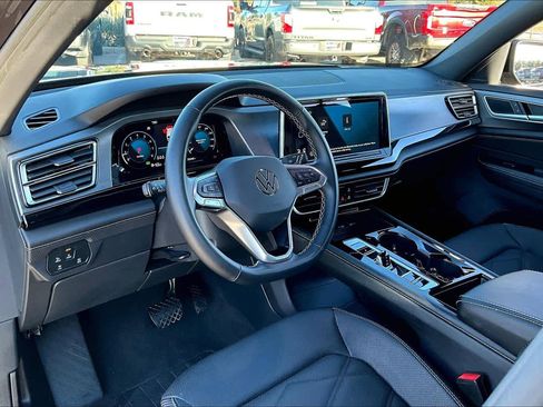 Used 2025 Volkswagen Atlas Cross Sport SE image 17