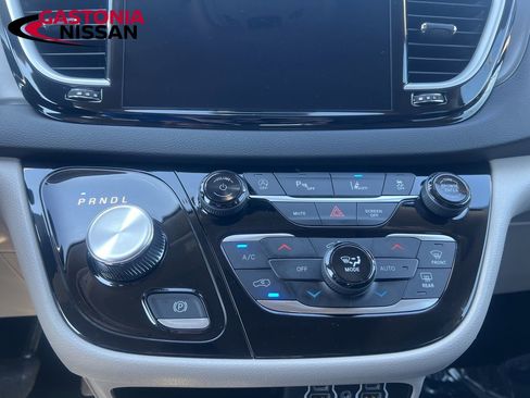 Used 2024 Chrysler Pacifica Touring-L FWD image 32