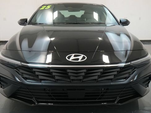 Used 2025 Hyundai Elantra Limited FWD image 3
