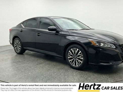 Used 2025 Nissan Altima 2.5 SV image 1