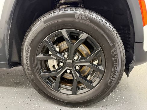 Used 2025 Jeep Grand Cherokee Altitude AWD/4WD image 21