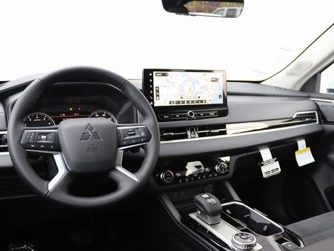 New 2025 Mitsubishi Outlander SE image 2