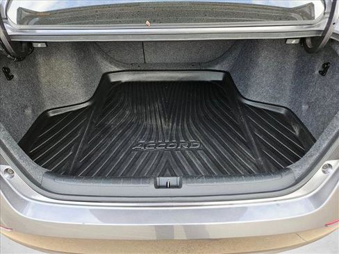 Used 2018 Honda Accord Touring image 7