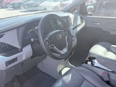 Used 2017 Toyota Sienna XLE w/ XLE Navigation Package FWD image 9