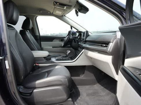 Used 2024 Kia Carnival LX FWD image 23