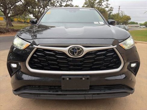 Used 2023 Toyota Highlander LE FWD image 6