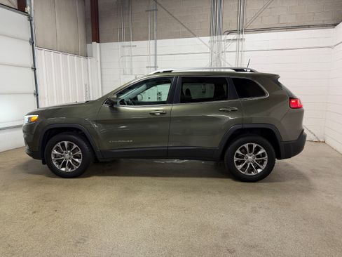 Used 2019 Jeep Cherokee Latitude Plus w/ Cold Weather Group AWD/4WD image 6