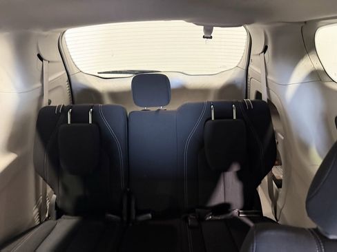 Used 2023 Chrysler Voyager LX image 10