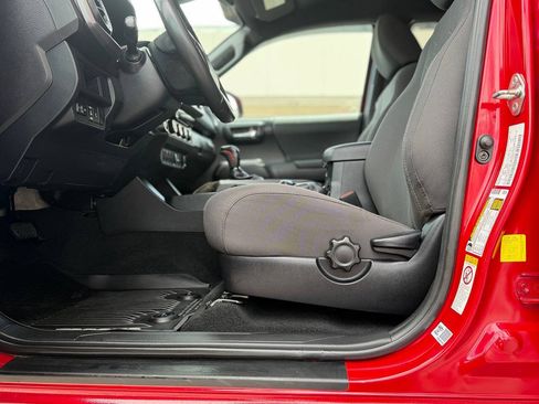 Used 2018 Toyota Tacoma TRD Off-Road w/ Technology Package AWD/4WD image 5