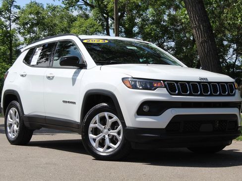 Used 2024 Jeep Compass Latitude AWD/4WD image 1