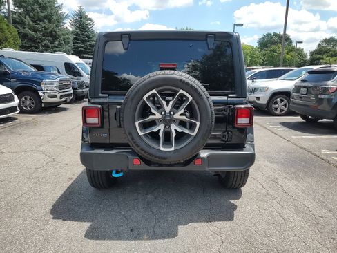 Used 2024 Jeep Wrangler Unlimited w/ Convenience Group AWD/4WD image 4