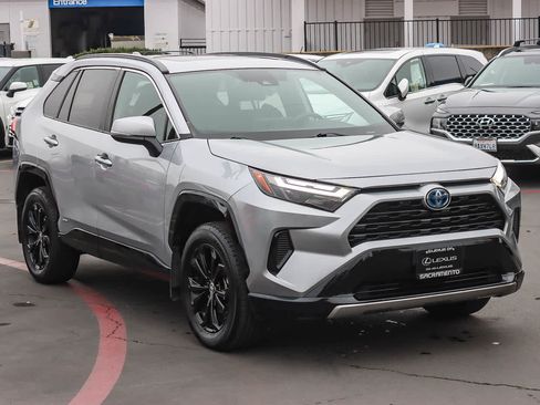 Used 2022 Toyota RAV4 SE image 5