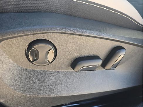 New 2026 Volkswagen Taos SE image 19