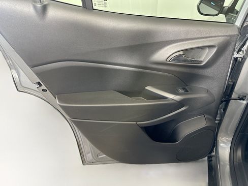 Used 2025 Chevrolet Trax LT w/ LT Convenience Package image 24