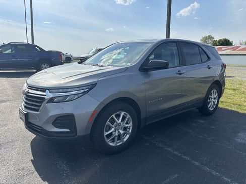 Used 2023 Chevrolet Equinox LS w/ LS Convenience Package FWD image 2