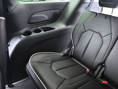 New 2027 Chrysler Pacifica Limited AWD/4WD image 32