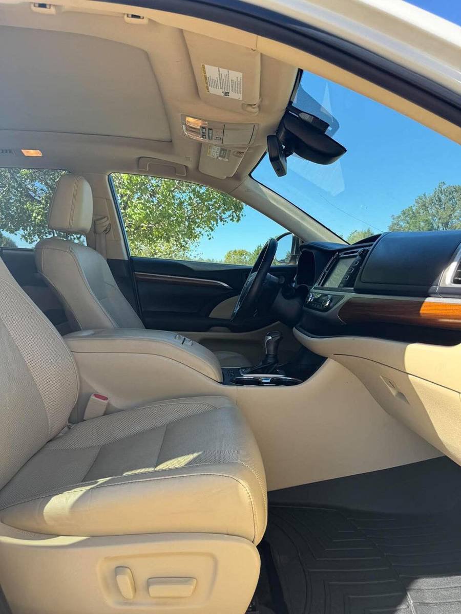 Used 2019 Toyota Highlander Limited Platinum FWD image 17