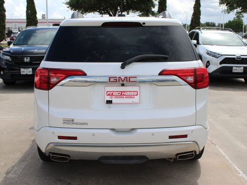 Used 2017 GMC Acadia Denali w/ Technology Package FWD image 8