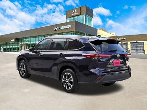 Used 2023 Toyota Highlander XLE FWD image 8