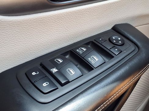 Used 2024 Chrysler Pacifica Touring-L FWD image 12