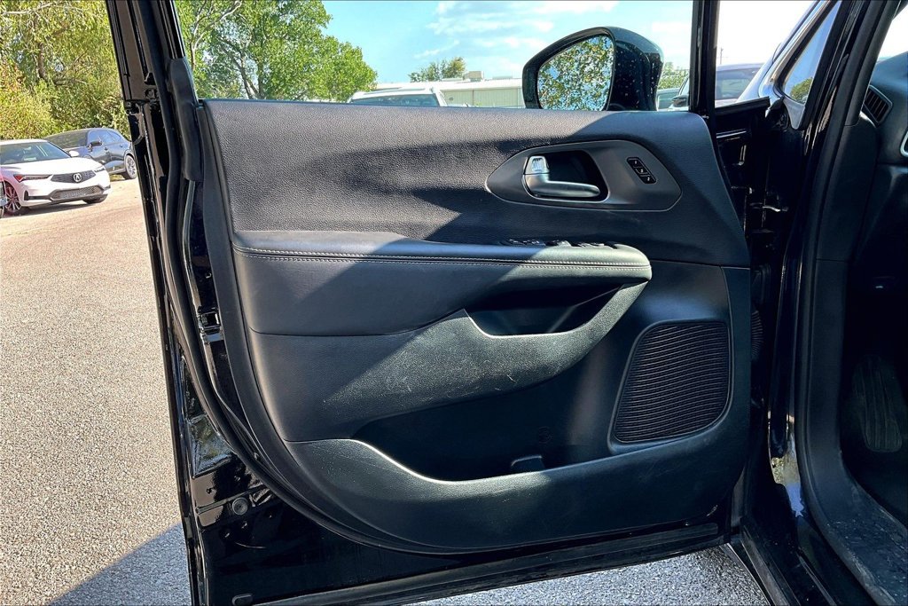 Used 2025 Chrysler Pacifica Select FWD image 22