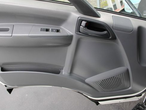 Used 2019 Isuzu NPR image 21