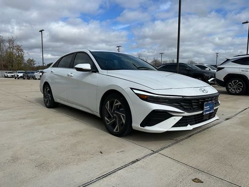 Used 2024 Hyundai Elantra Limited image 3