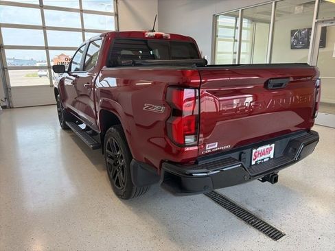 Used 2025 Chevrolet Colorado Z71 w/ Technology Package AWD/4WD image 7