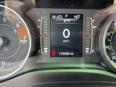 Used 2019 Jeep Cherokee Latitude Plus w/ Comfort/Convenience Group FWD image 12