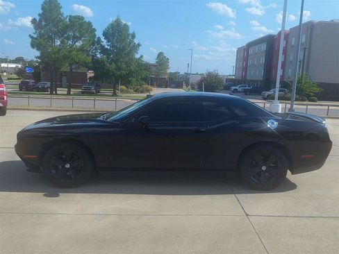 Used 2018 Dodge Challenger SXT RWD image 1