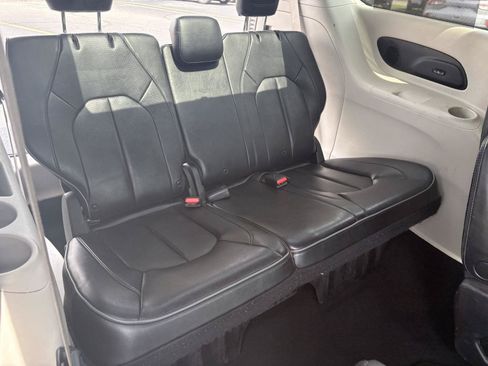 Used 2019 Chrysler Pacifica Limited FWD image 16