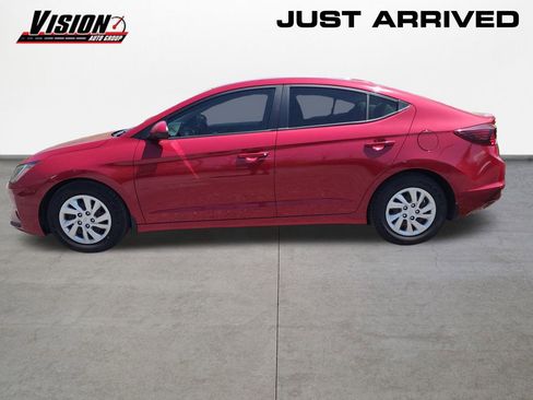 Used 2019 Hyundai Elantra SE w/ Winter Weather Package FWD image 2