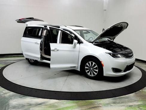 Used 2020 Chrysler Pacifica Touring-L Plus FWD image 10