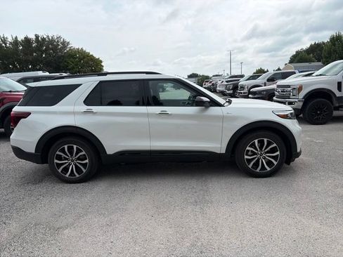 Used 2024 Ford Explorer ST-Line w/ Class IV Trailer Tow Package RWD image 4