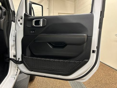 Used 2021 Jeep Gladiator Overland AWD/4WD image 16