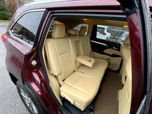 Used 2019 Toyota Highlander XLE image 18