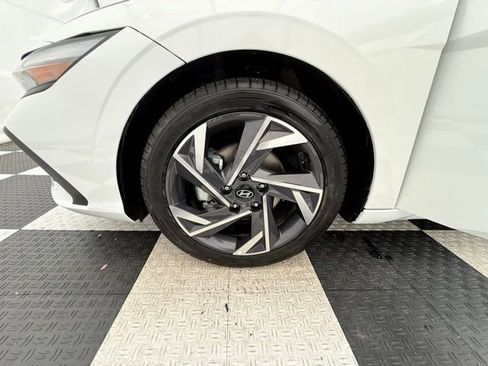 Used 2025 Hyundai Elantra SEL FWD image 9