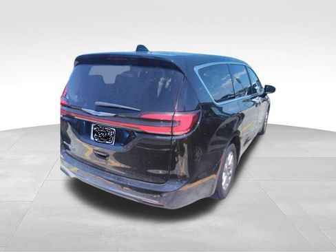 Used 2024 Chrysler Pacifica Touring-L FWD image 2