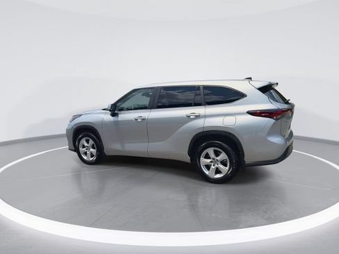 Used 2024 Toyota Highlander LE AWD/4WD image 5