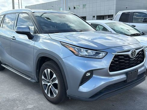 Used 2020 Toyota Highlander XLE FWD image 2