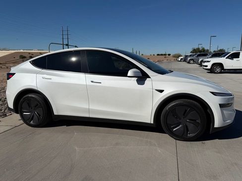 Used 2026 Tesla Model Y Long Range image 3