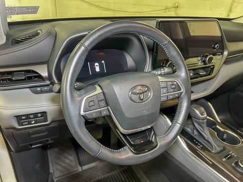 Used 2023 Toyota Highlander Limited AWD/4WD image 22