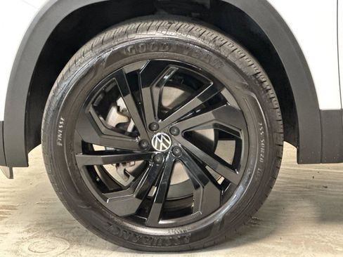 Used 2023 Volkswagen Atlas SE w/ Black Wheel Package image 25