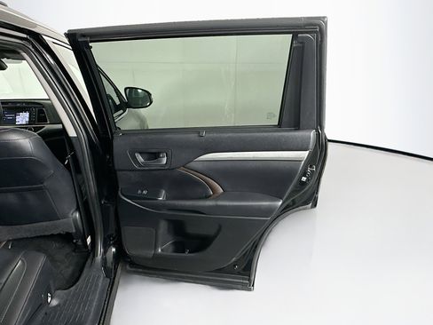 Used 2019 Toyota Highlander XLE image 32