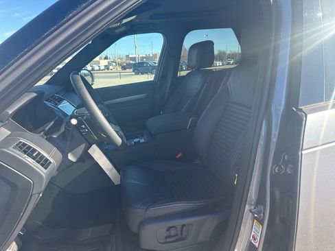 Used 2025 Land Rover Discovery Dynamic SE image 8