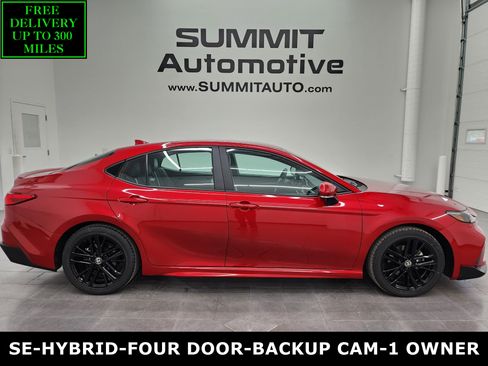 Used 2025 Toyota Camry SE image 1
