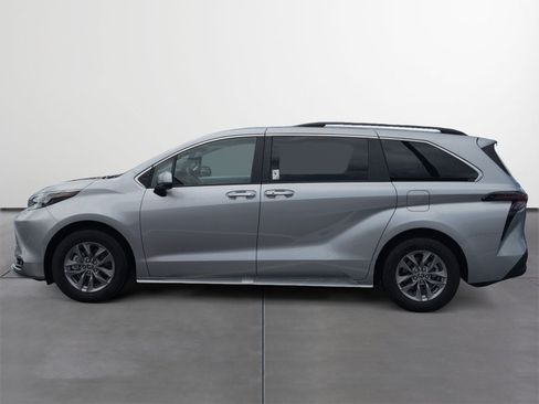 Certified 2025 Toyota Sienna XLE w/ XLE Plus Package FWD image 3