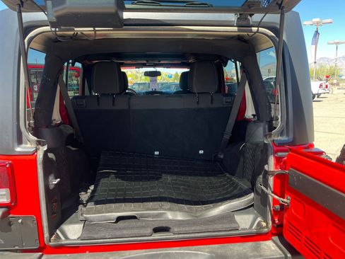 Used 2017 Jeep Wrangler Unlimited Rubicon w/ Connectivity Group image 34